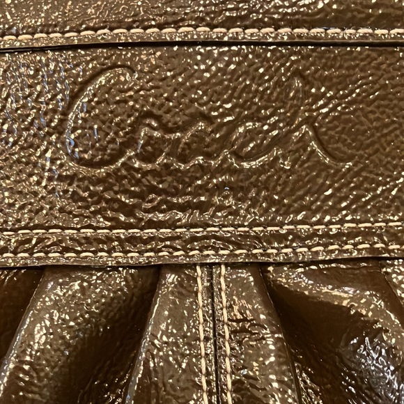 Coach Dark chocolate patent leather shoulder bag. Z25842 - Picture 2 of 13